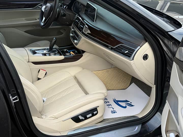 BMW 7 Series 750Li xDrive — фото 17