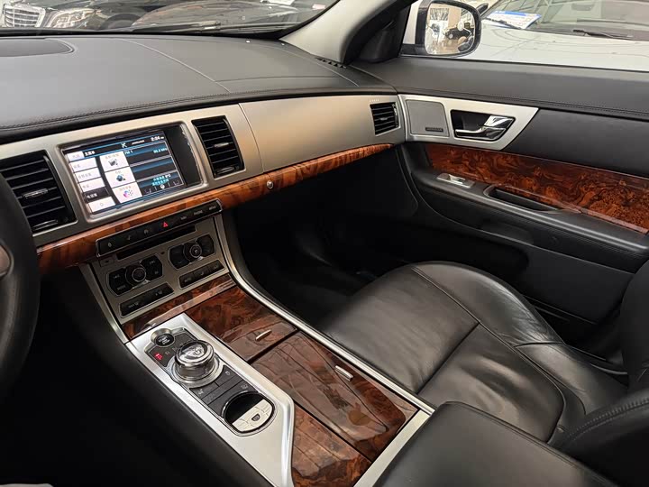 Jaguar XF 2015 XF 2.0 T — фото 9