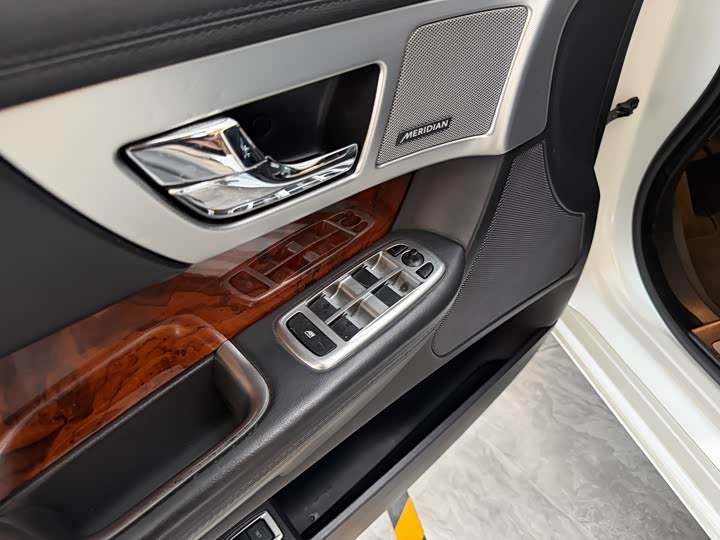 Jaguar XF 2015 XF 2.0 T — фото 13