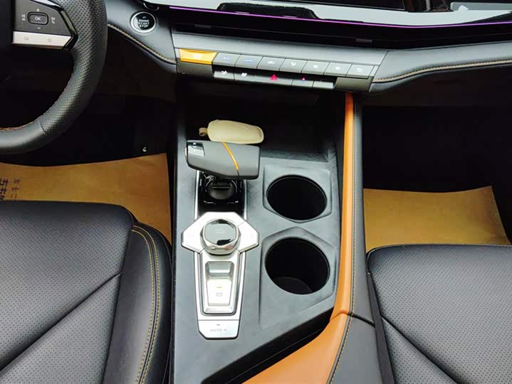 Changan UNI-V 2022 1.5 T Premium — фото 16
