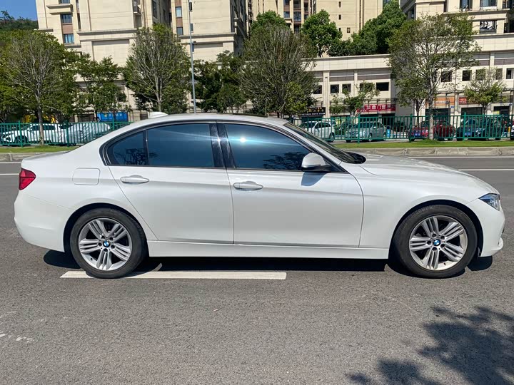 BMW 3-Series 2018 318i — фото 3