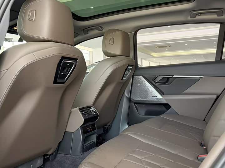 BMW 5-Series 2025 530 Li Leading M — фото 14