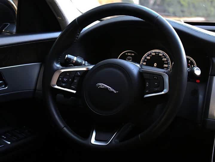 Jaguar XFL 2018 XFL 2.0 T 250 PS — фото 14