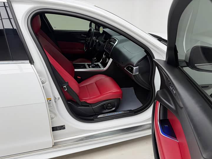 Jaguar XEL 2020 2.0 T 200 PS R-DYNAMIC S — фото 17