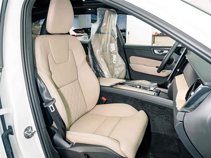 Volvo XC60 2026 B 5 4 WD — фото 18