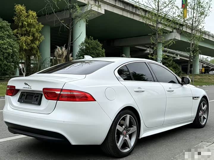Jaguar XE 2015 2.0 T 200 PS R-Sport — фото 9