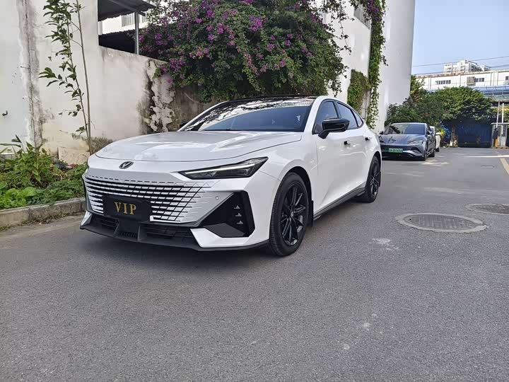 Changan UNI-V 2022 1.5 T Premium — фото 1