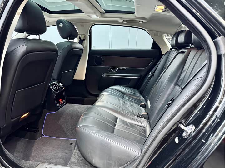 Jaguar XJ 2016 XJL 2.0 T 2 WD — фото 10