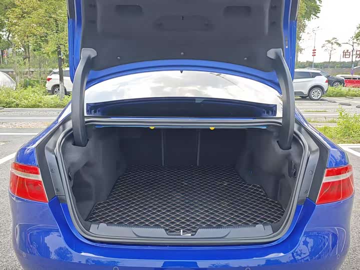 Jaguar XEL 2019 2.0 T 200 PS — фото 18