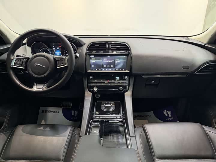 Jaguar F-PACE 2019 2.0 T 2 WD — фото 15