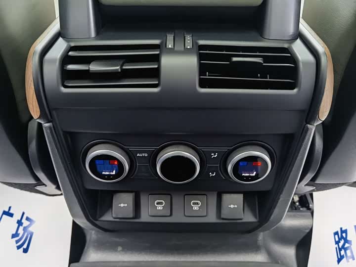 Land Rover Defender — фото 18