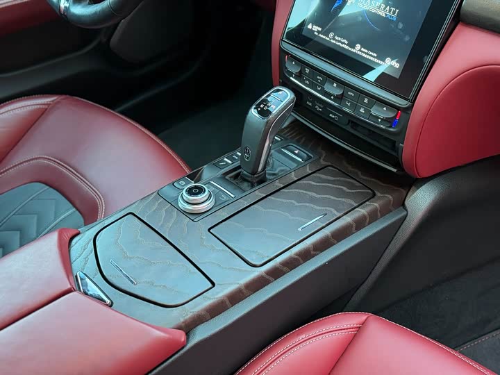 Maserati Quattroporte — фото 10
