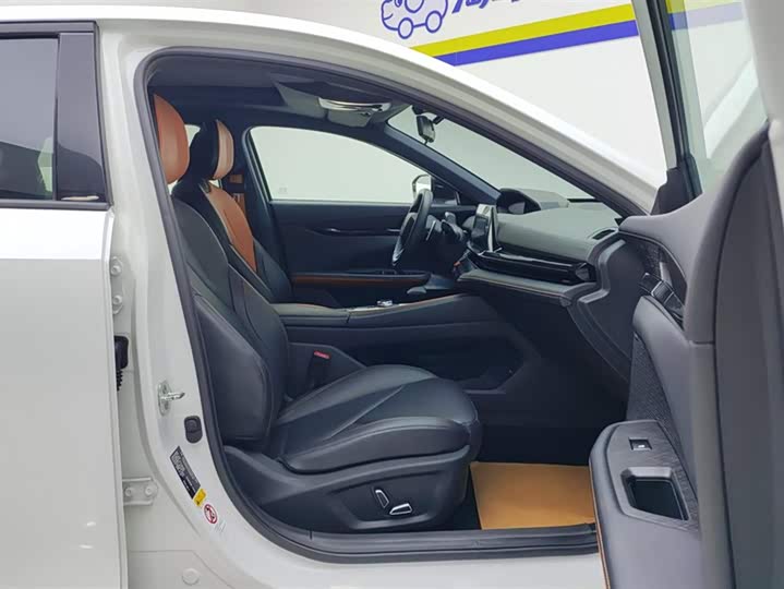 Changan UNI-V 2022 1.5 T Premium — фото 8