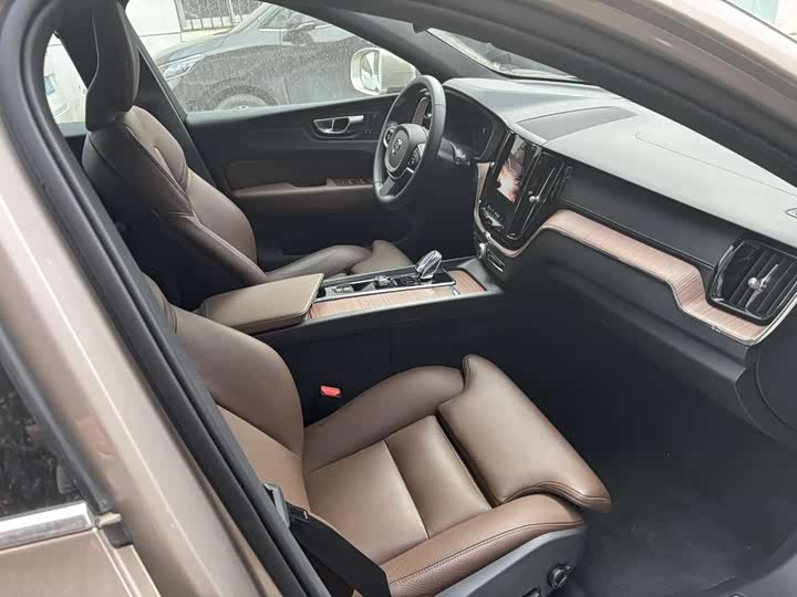 Volvo XC60 2025 B 5 4 WD — фото 8