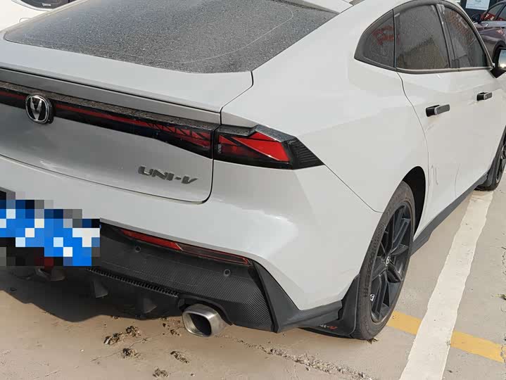 Changan UNI-V 2023 1.5 T Premium — фото 8