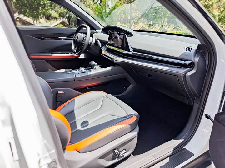 Changan UNI-V 2023 1.5 T Premium — фото 17