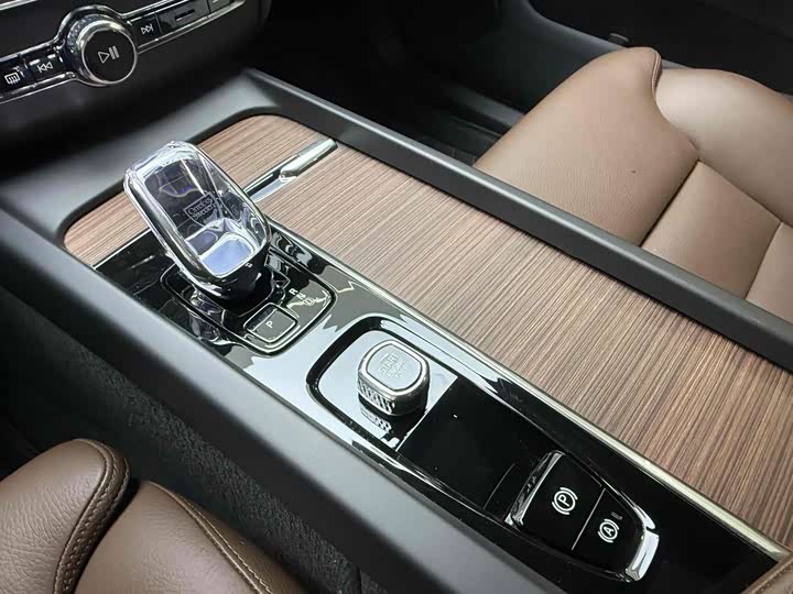 Volvo XC60 Hybrid 2024 T 8 PHEV 4 WD — фото 12