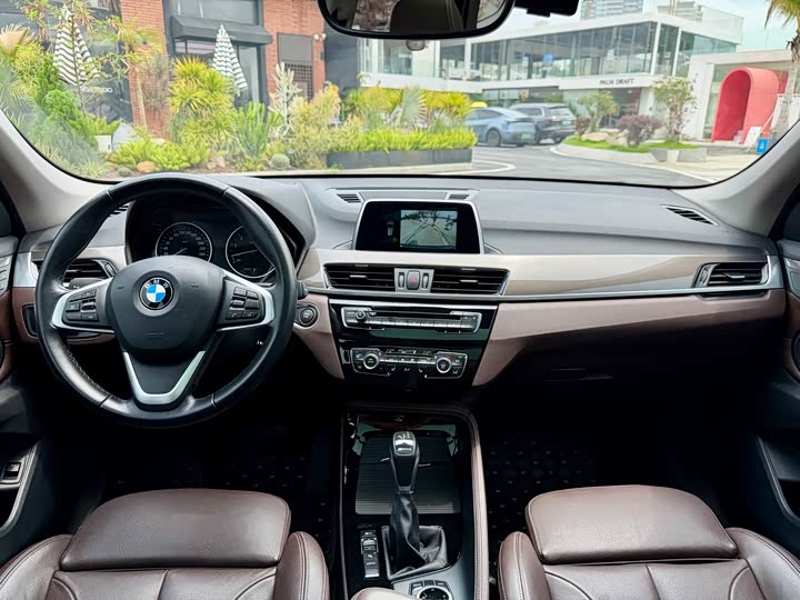 BMW X1 2018 x Drive 25 Le Luxury — фото 12