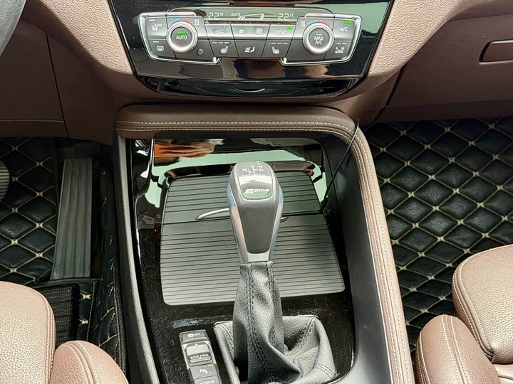 BMW X1 2018 x Drive 25 Le Luxury — фото 16