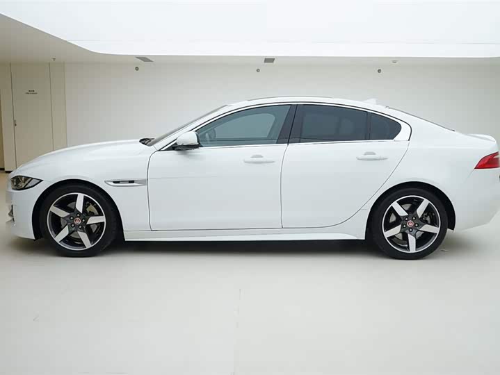Jaguar XE 2015 2.0 T 240 PS R-Sport — фото 3