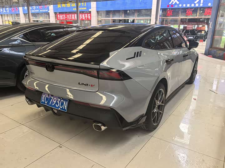 Changan UNI-V 2022 1.5 T Premium — фото 9