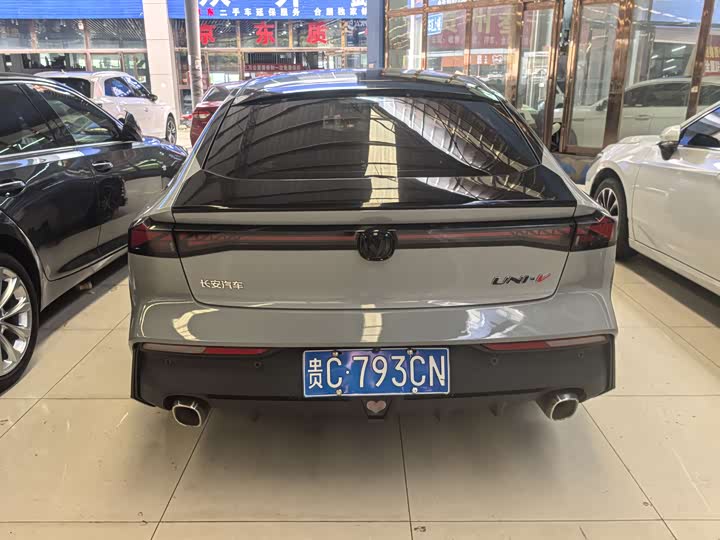 Changan UNI-V 2022 1.5 T Premium — фото 8