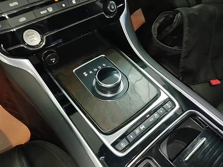 Jaguar XFL 2018 XFL 2.0 T 250 PS — фото 14