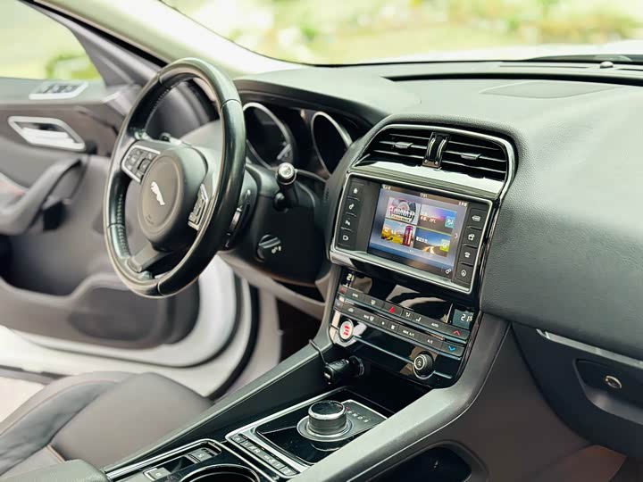 Jaguar F-PACE 2018 2.0 T 2 WD — фото 16