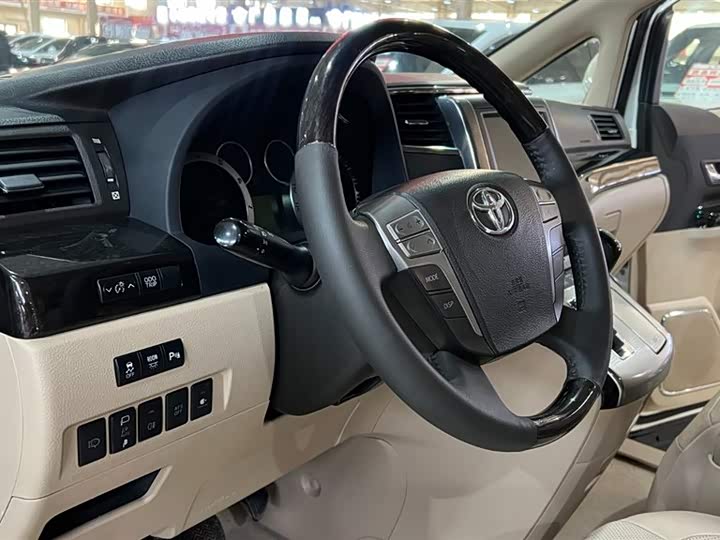 Toyota Alphard — фото 11