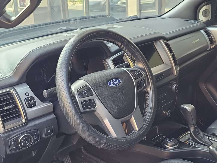 Ford Everest — фото 16