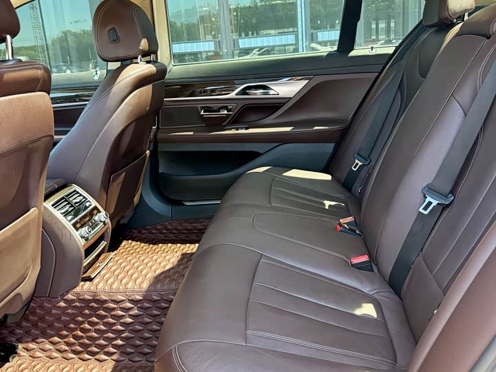 BMW 7 Series 730Li люкс — фото 12