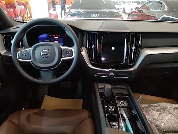 Volvo XC60 2024 B 5 4 WD — фото 10