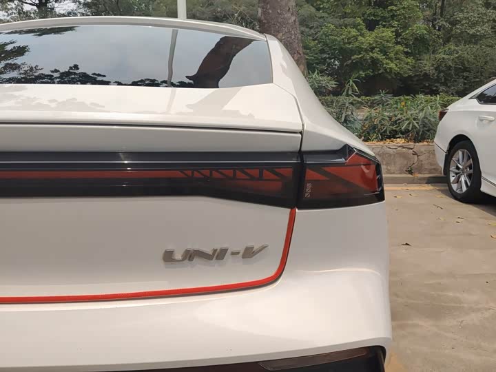 Changan UNI-V 2023 1.5 T Premium — фото 19