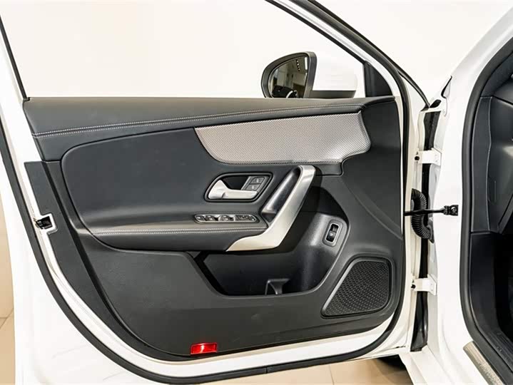 Mercedes-Benz A-Class 2024 A 180 L — фото 17