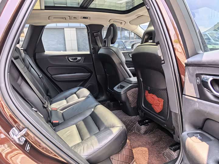 Volvo XC60 2018 T 5 4 WD — фото 11