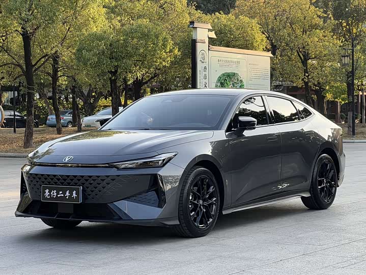Changan UNI-V 2024 1.5 T Premium — фото 1