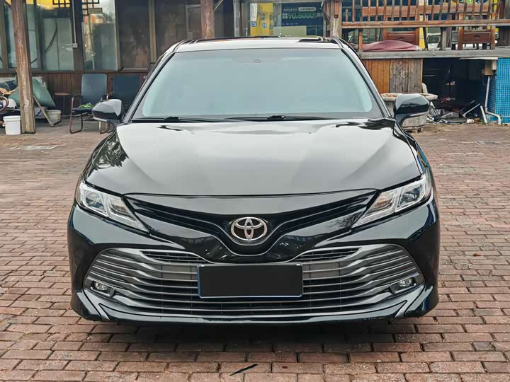 Toyota Camry — фото 2