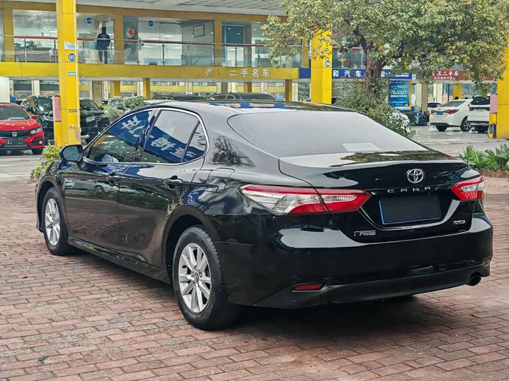 Toyota Camry — фото 4