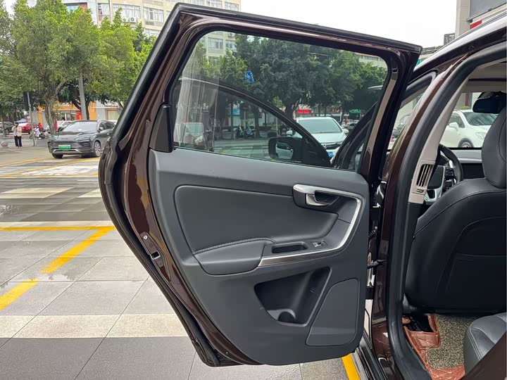 Volvo XC60 2017 T 5 — фото 14