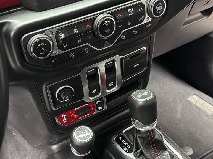 Jeep Wrangler — фото 15