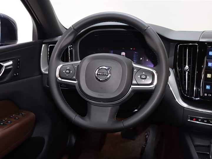 Volvo XC60 2022 B 5 4 WD — фото 13