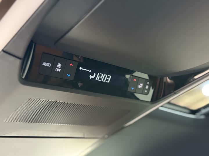 Toyota Alphard — фото 16