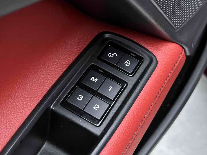 Jaguar XE 2015 2.0 T 200 PS R-Sport — фото 7