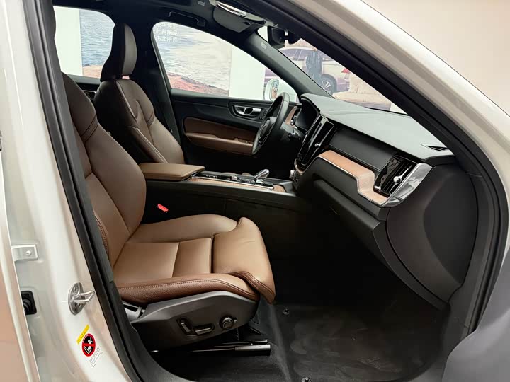 Volvo XC60 2024 B 5 4 WD — фото 4