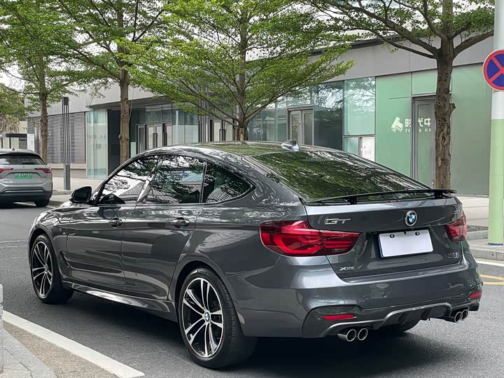 BMW 3-Series 2019 330i x Drive M — фото 16