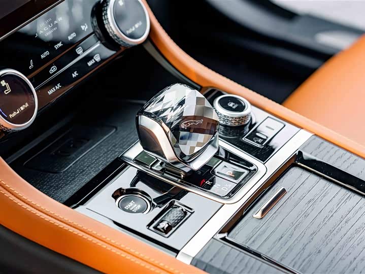 Jaguar XFL 2024 2.0 T P 300 4 WD — фото 14