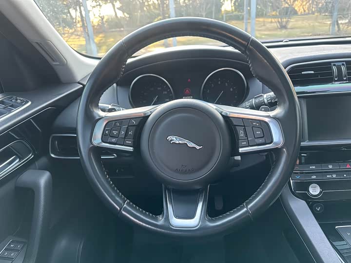 Jaguar F-PACE 2018 2.0 T 4 WD — фото 11