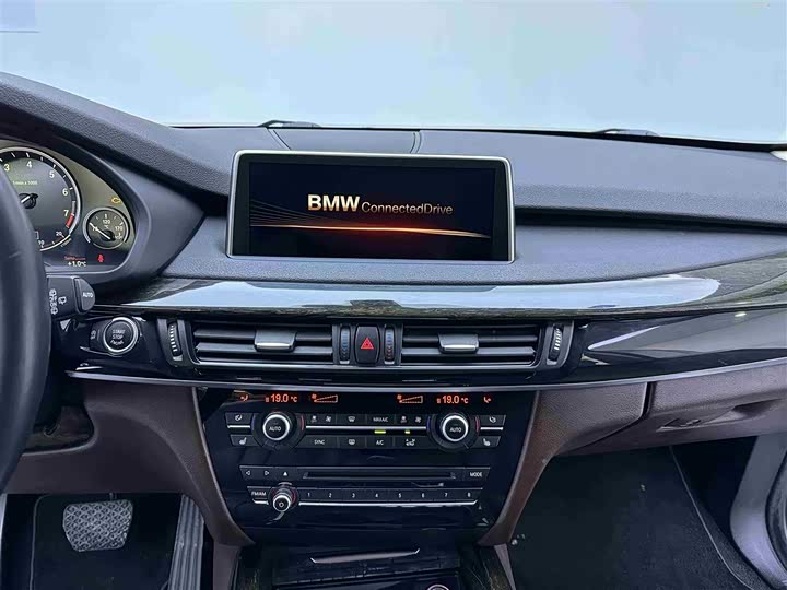 BMW X5 2014 x Drive 35i Leading — фото 15