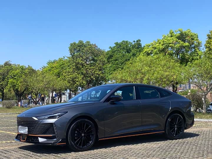 Changan UNI-V 2022 1.5 T — фото 1