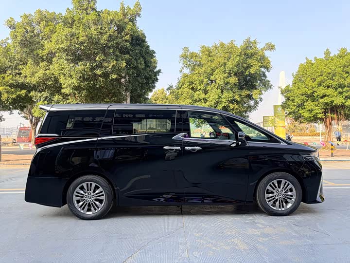 Toyota Alphard — фото 4